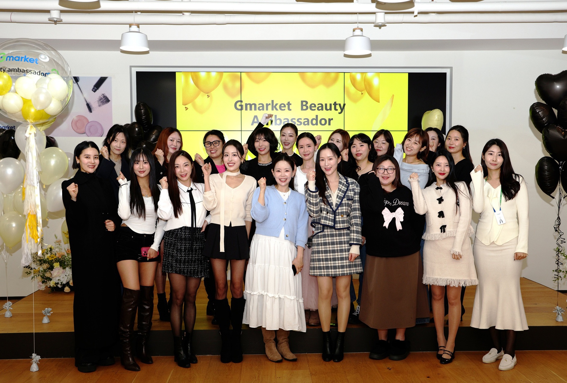 [사진설명] G마켓 뷰티 앰버서더 1기’ 멤버들이 지난 21일 열린 발대식 진행 후 기념사진을 촬영하고 있다.jpg