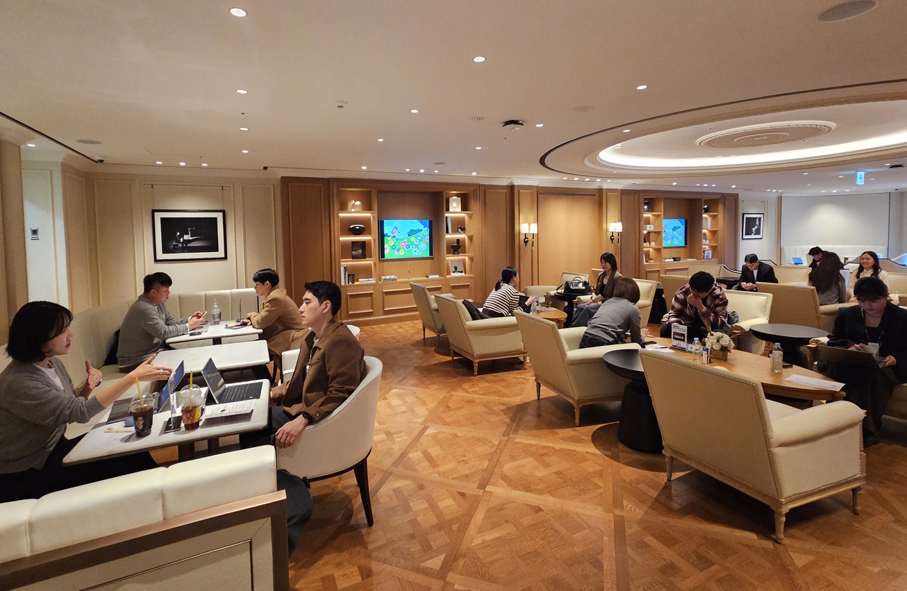 [사진설명] 신세계남산에서 열린 경기도 중소셀러 판매컨설팅에서 G마켓 MD가 셀러와 일대일 상담을 진행하고 있다.jpg