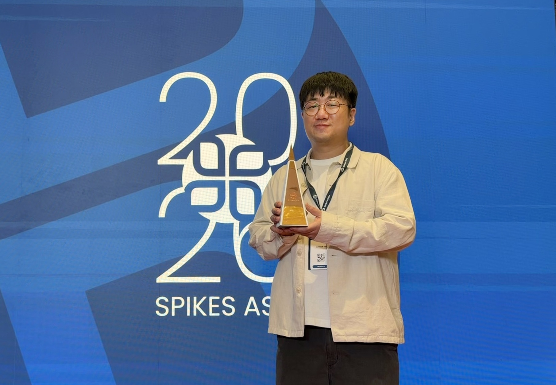 [이미지] 3월12일 싱가포르에서 열린  ‘2026 스파이크스 아시아’ 시상식에서 G마켓 브랜드마케팅팀 서준석 피플리더가 기념사진을 촬영하고 있다.jpg