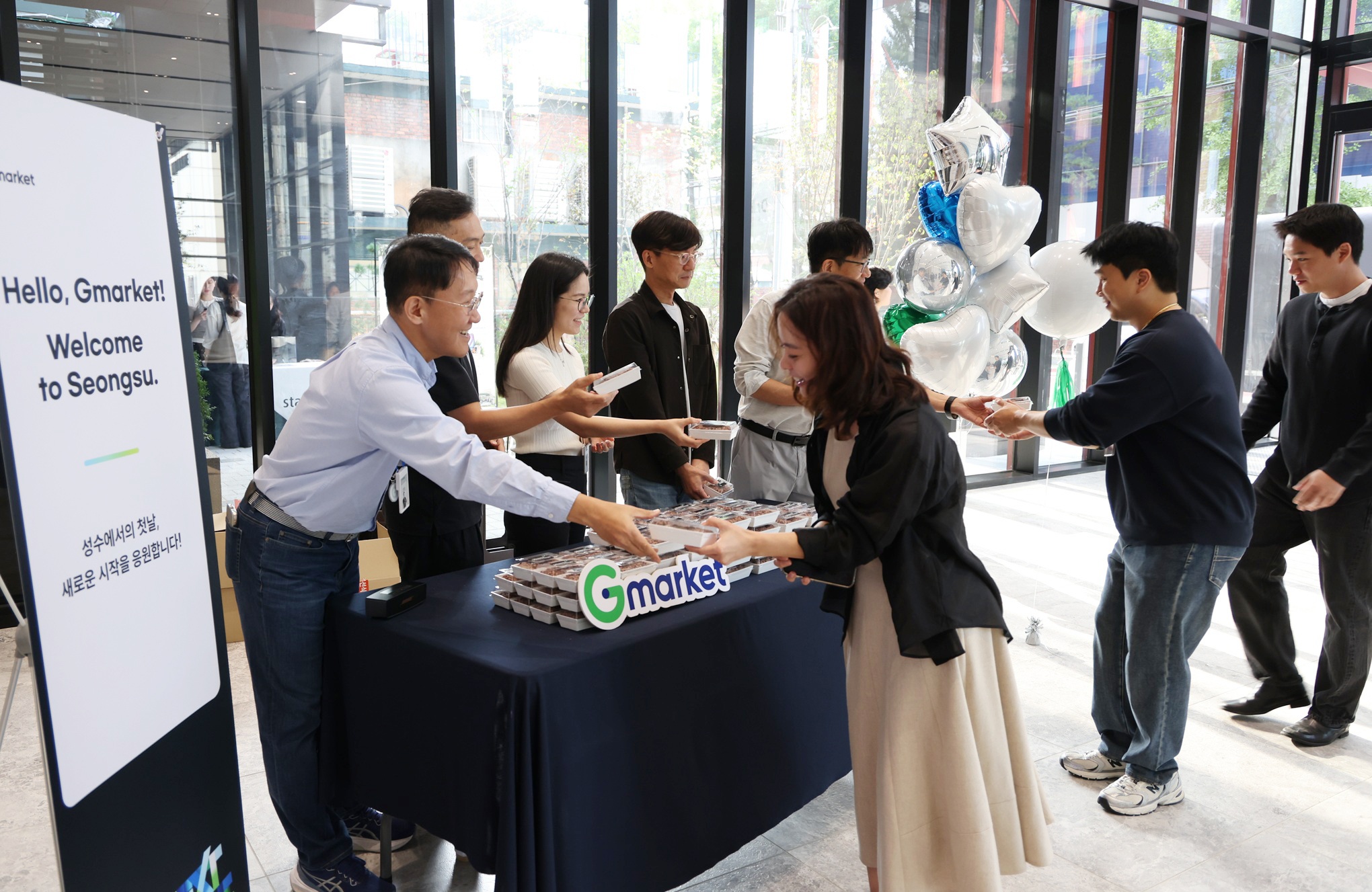 [사진1] 성수동 신사옥 첫 출근일_축하 이벤트를 하는 모습.jpg